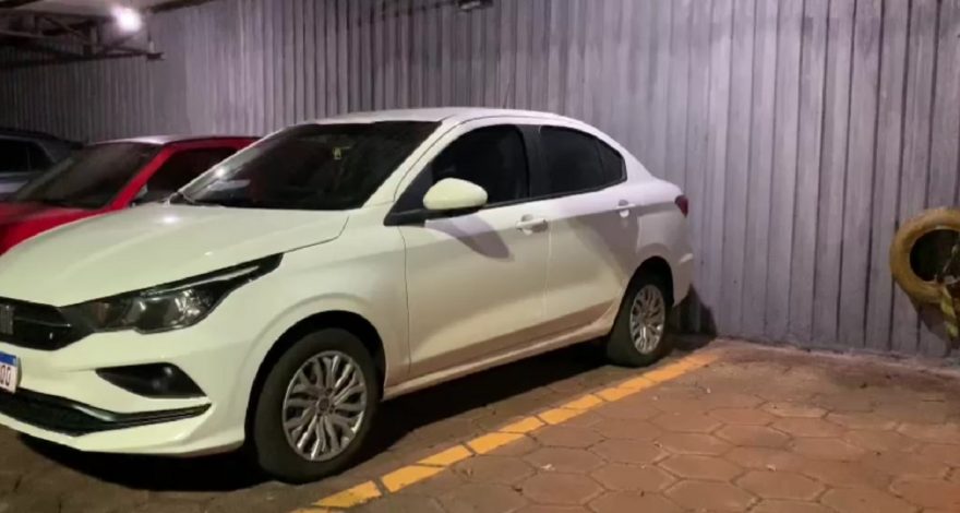 Fiat Cronos tomado em assalto em farmácia é recuperado pela PM