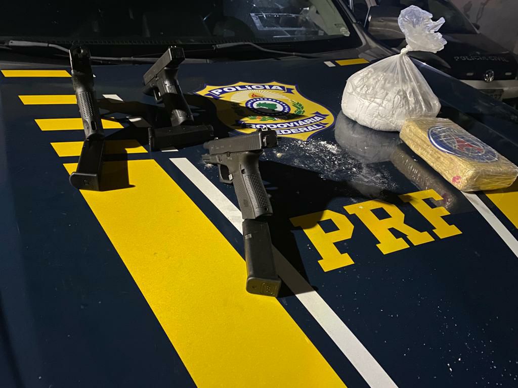 PRF apreende cocaína e 3 pistolas em ônibus no município de Piraí