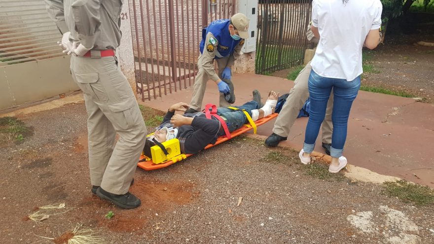 Van escolar se envolve em acidente com moto no Bairro Neva e homem fica ferido
