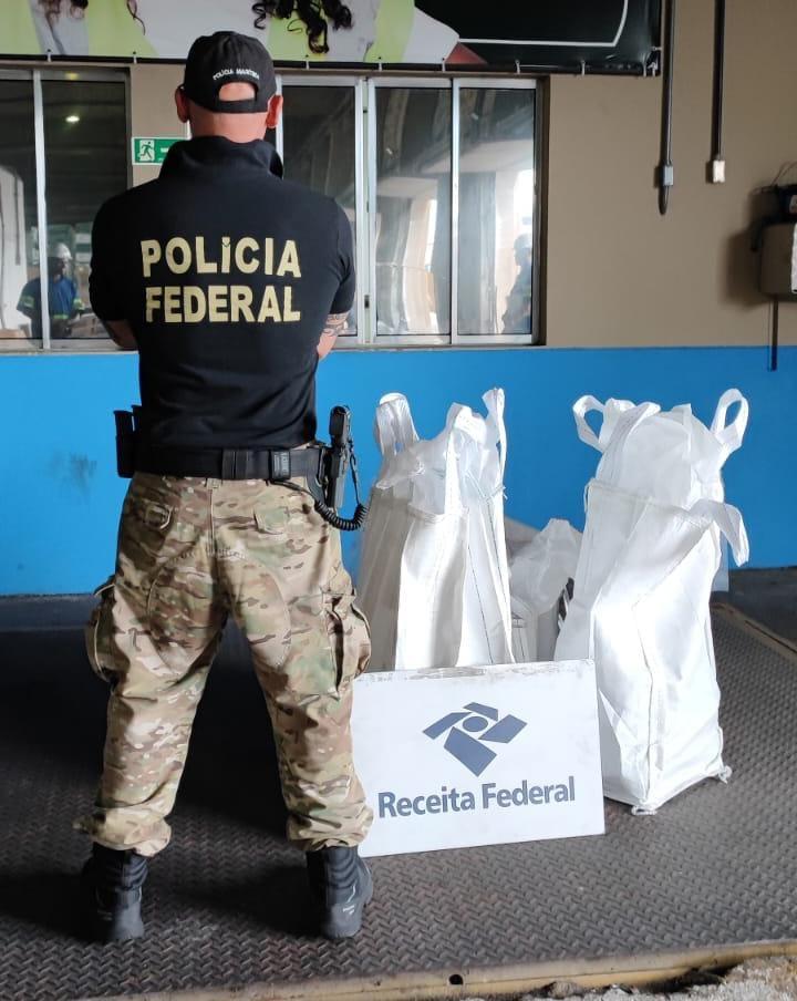 Polícia Federal e Receita Federal efetuam operação conjunta contra o tráfico de drogas no Porto de Santos