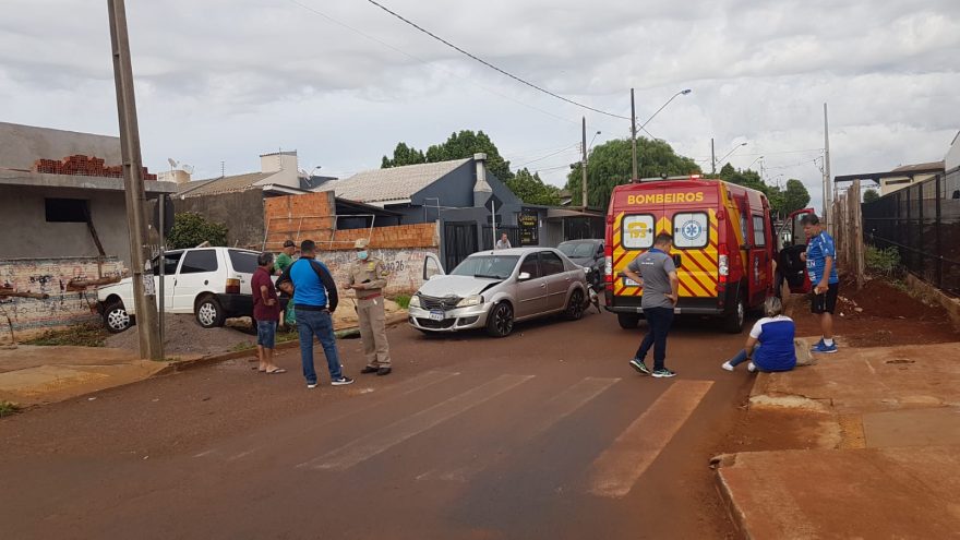 Quatro veículos se envolvem em acidente na Avenida Tito Muffato, no Bairro Santa Cruz