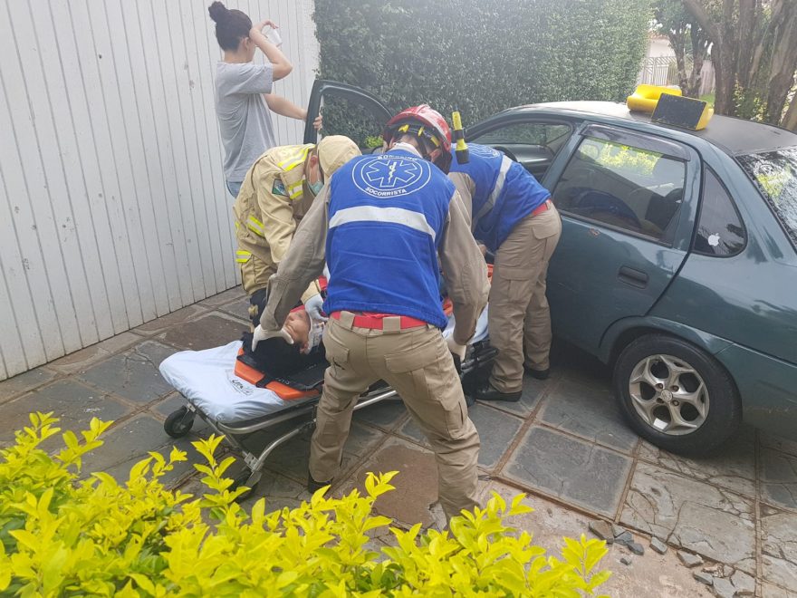 Mulher desmaia após bater carro contra portão na Rua Hyeda Baggio Mayer