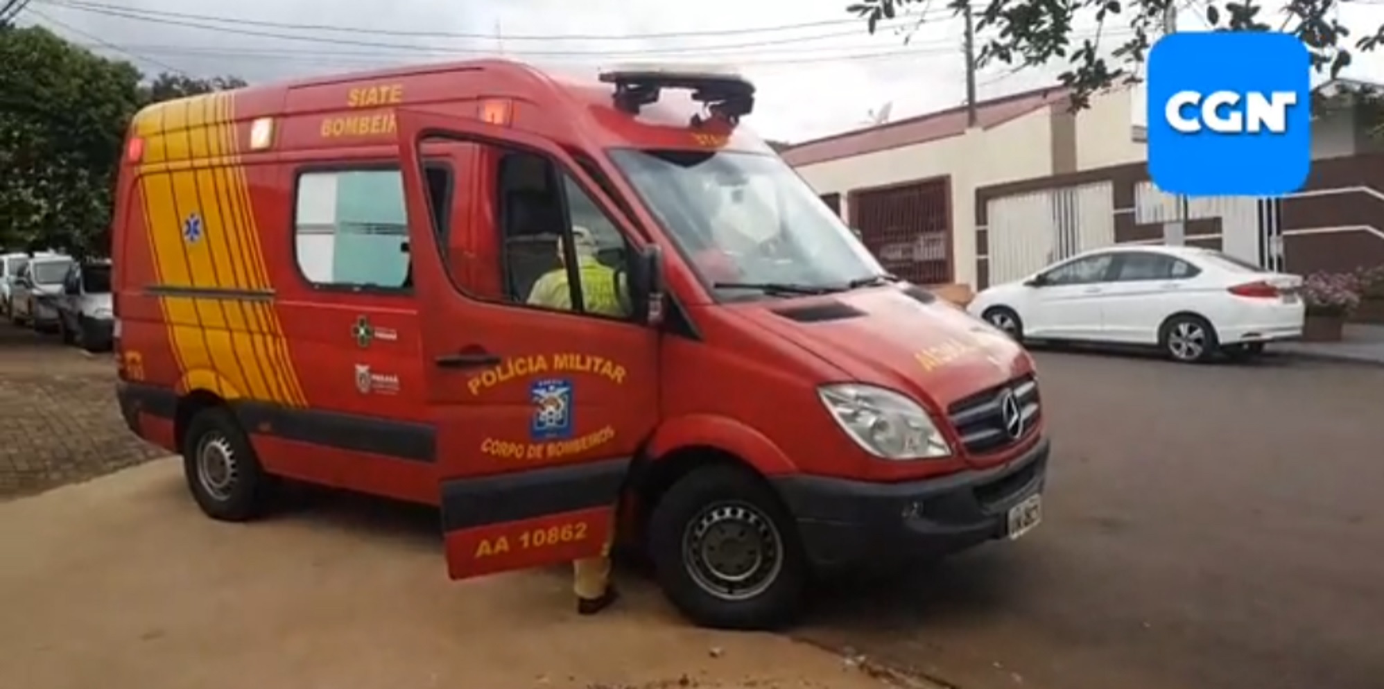 Homem sofre corte na mão durante trabalho com esmerilhadeira
