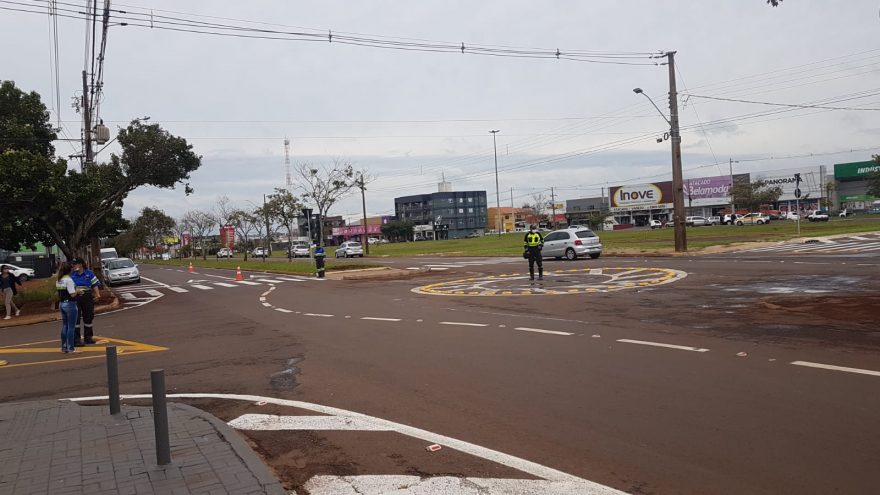 Transitar realiza ação educativa na rotatória implantada na Av. Assunção
