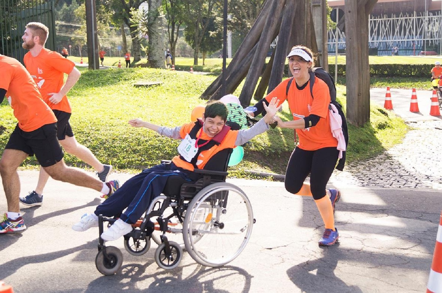 Apae participa no domingo do “Pernas, pra que te quero!”