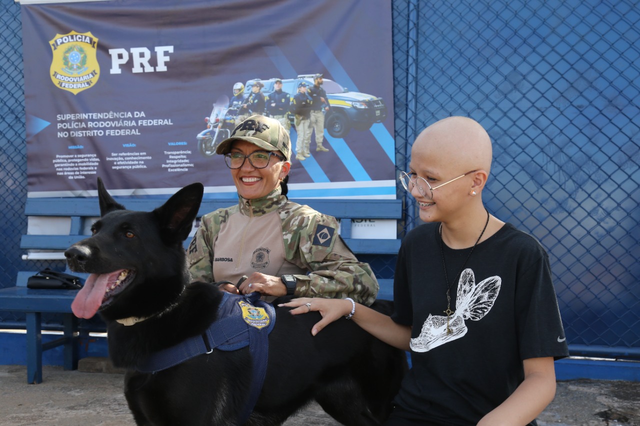 Jovem com alopecia realiza sonho de conhecer a PRF