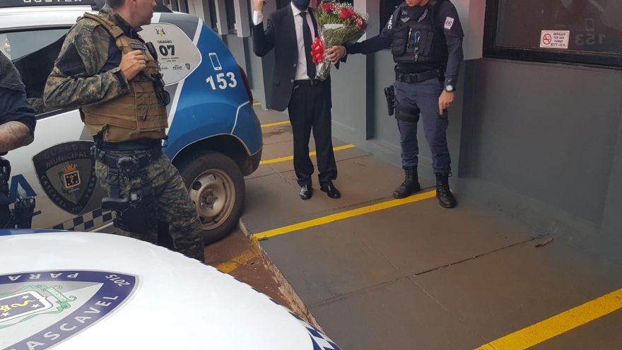 Mesmo com medida protetiva, “Don Juan” tenta entregar buque de flores para “amada” e acaba preso