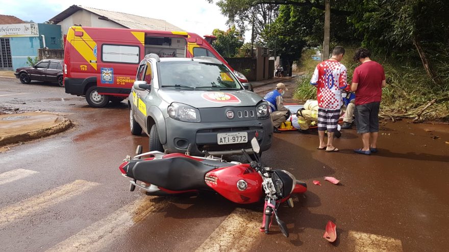Mulher fica ferida após colisão entre carro e moto no Interlagos
