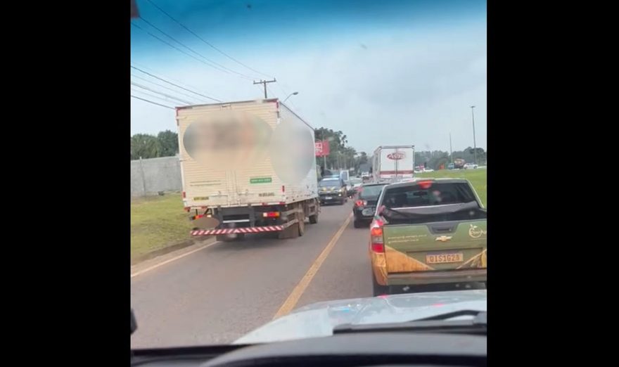 Deu ruim, piazada!! Motorista tenta cortar fila no Trevo da Portal e dá de cara com a PRF