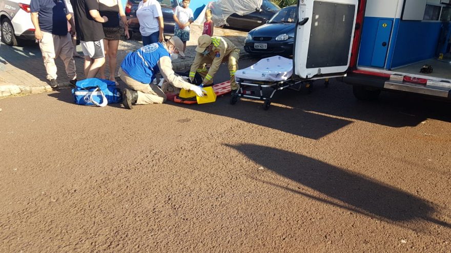 Ao atravessar a rua, mulher é atingida por ciclista e fica ferida
