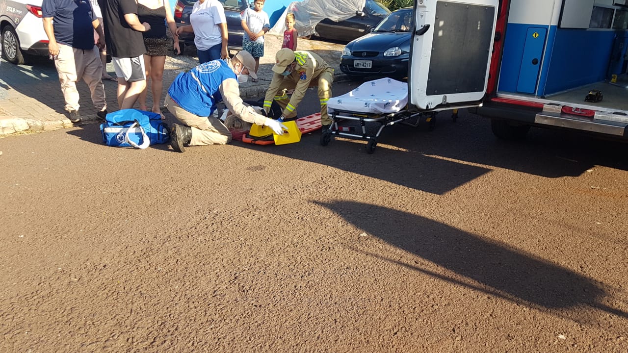 Ao atravessar a rua, mulher é atingida por ciclista e fica ferida