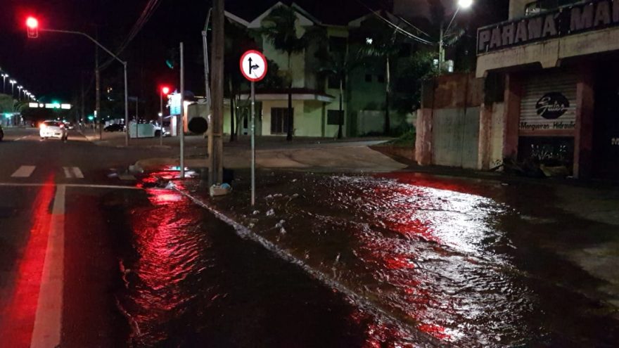 Água ‘jorra’ em calçada na Avenida Tancredo Neves