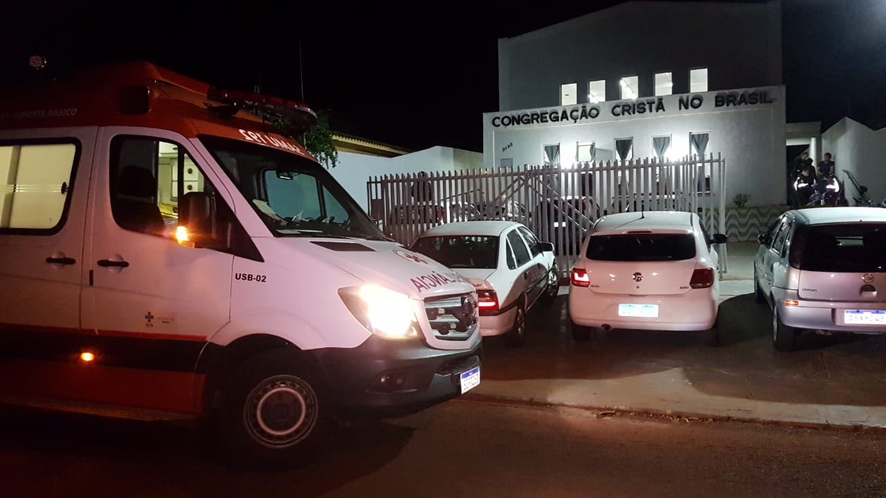 Mulher desmaia no pátio de igreja e Samu é acionado Mulher desmaia no pátio de igreja e Samu é acionado