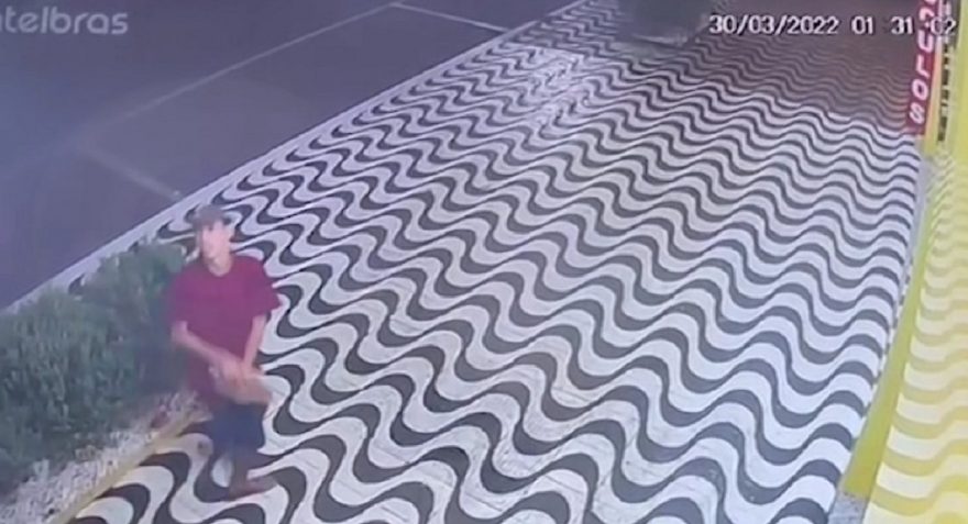 Câmeras registram momento em que indivíduos tentam quebrar vidro de loja com pedrada