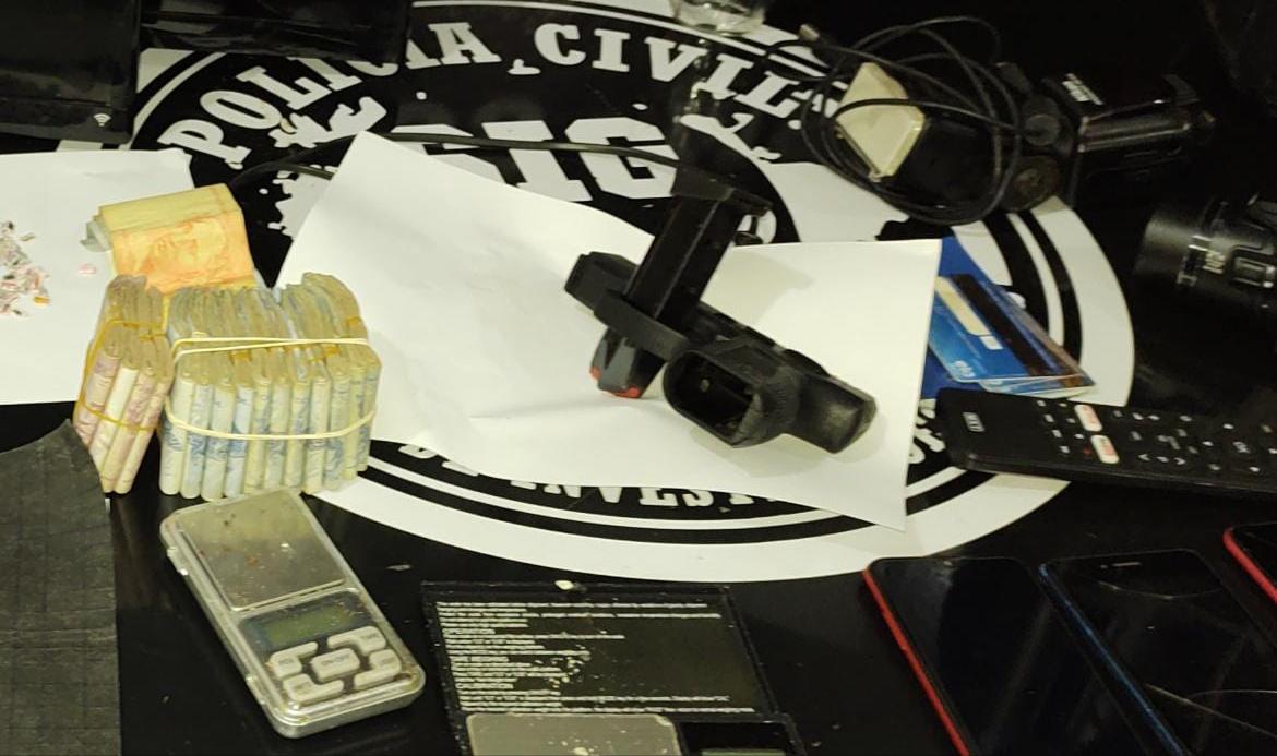 Polícia Civil e Militar recuperam arma de fogo e dinheiro furtados de um comércio de Dourados
