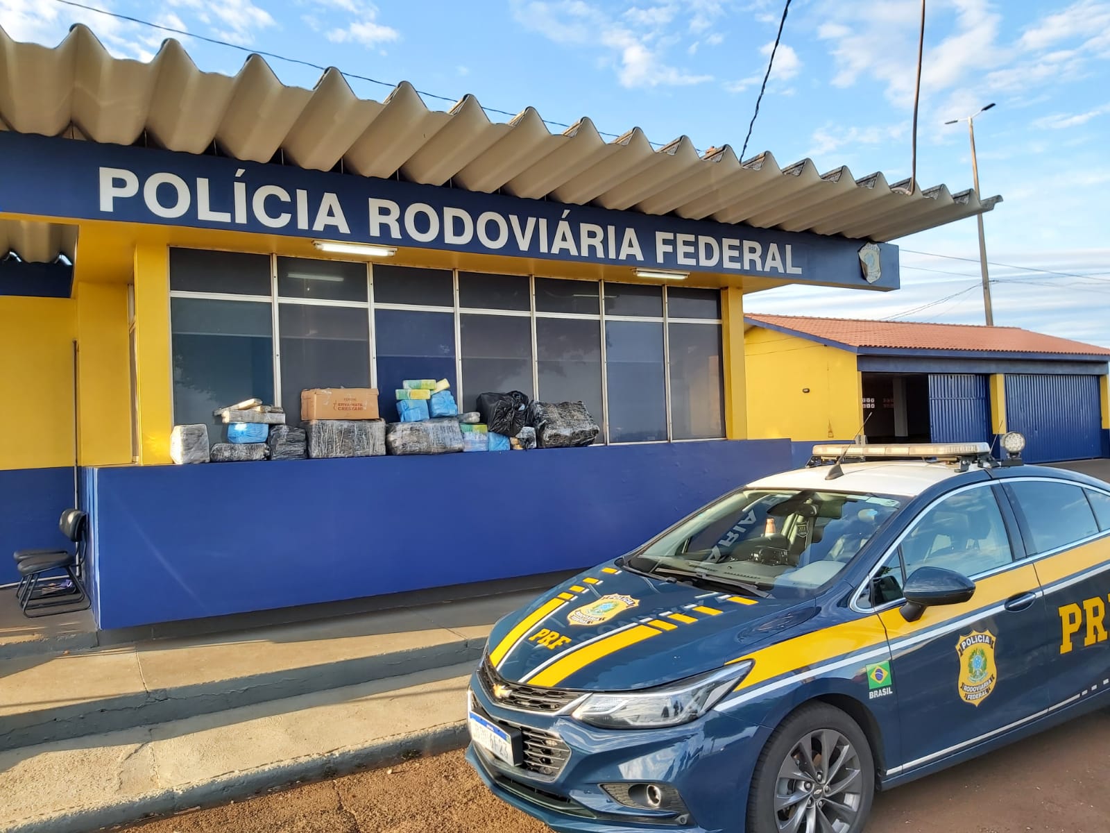 PRF apreende maconha e eletrônicos na região oeste do Paraná