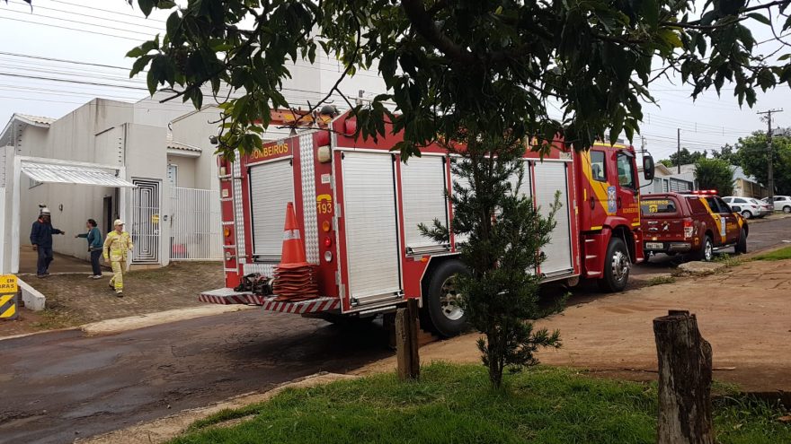 Bombeiros são acionados para prestarem atendimento à uma idosa de 90 anos, na Rua Manoel Ribas