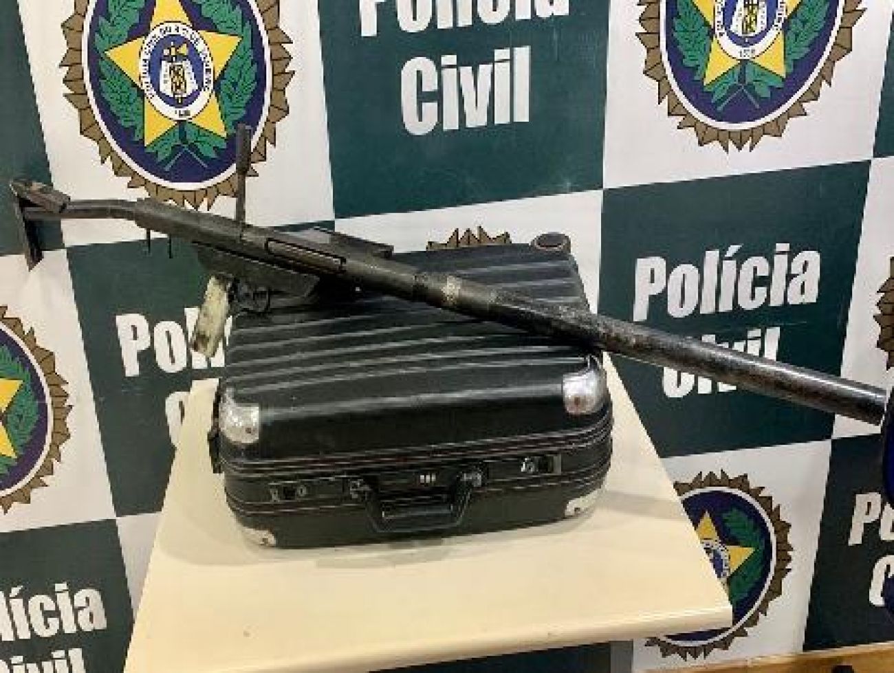 Polícia Civil prende mulher que transportava metralhadora na bagagem