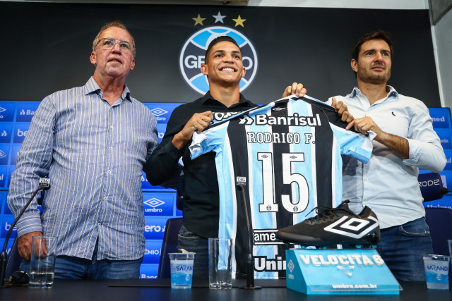 Lateral-direito Rodrigo Ferreira é apresentado oficialmente no Tricolor 