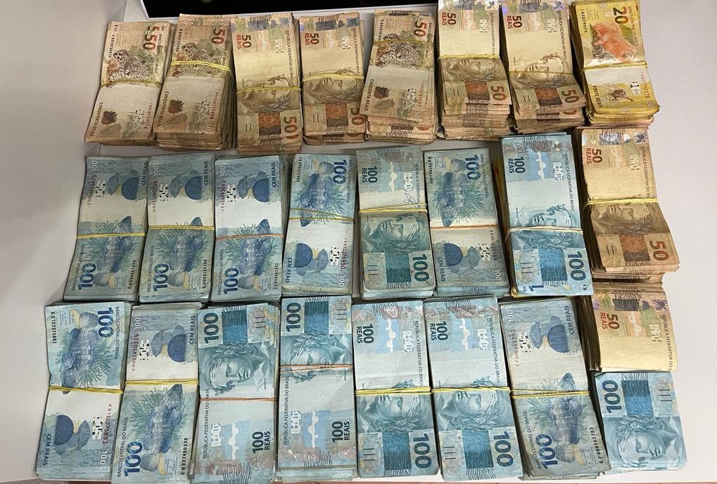 PRF e PMRv flagram mais de R$ 220 mil escondidos em caminhonete