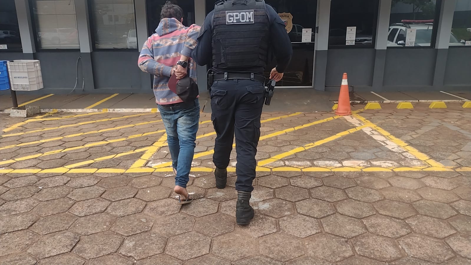 Ladrão apanha de populares após ser flagrado realizando furto no Bairro Alto Alegre