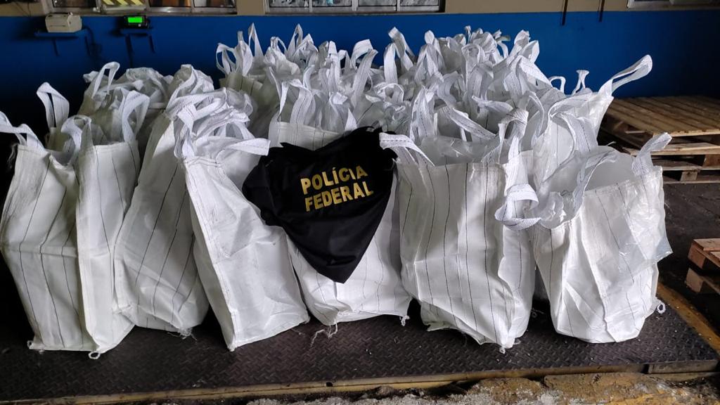 Polícia Federal e Receita Federal apreendem cerca de 892 kg de cocaína
