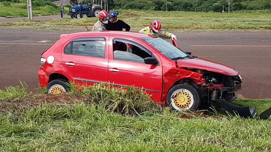 Carros invadem lote após forte colisão na Região da FAG