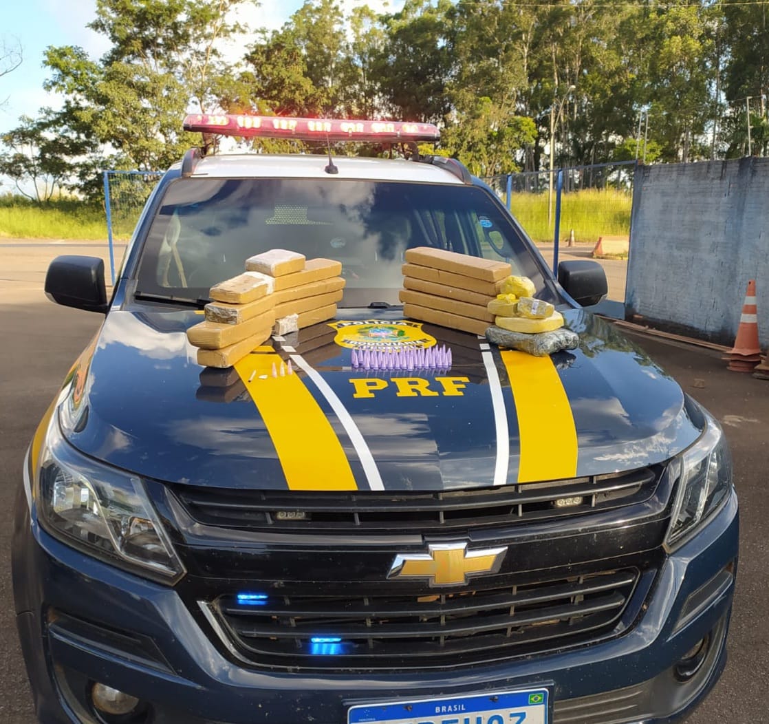 PRF apreende drogas com passageira de ônibus em Patos de Minas (MG)