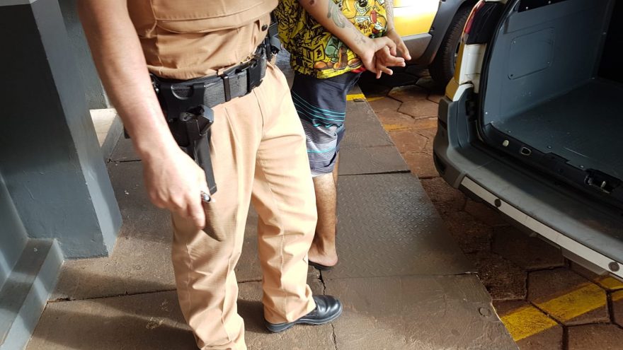 Jovem de 17 anos é apreendido pela PM com 12 buchas de cocaína
