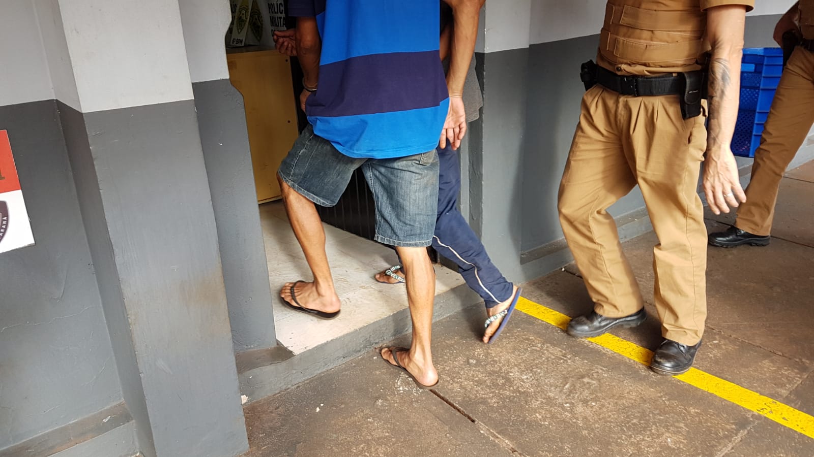 Dois detidos pela Polícia Militar são levados para a delegacia de Cascavel