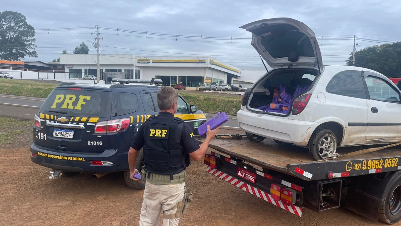 Após fuga, PRF detém indivíduo com 350 quilos de maconha em um veículo Celta; veja vídeo da fuga