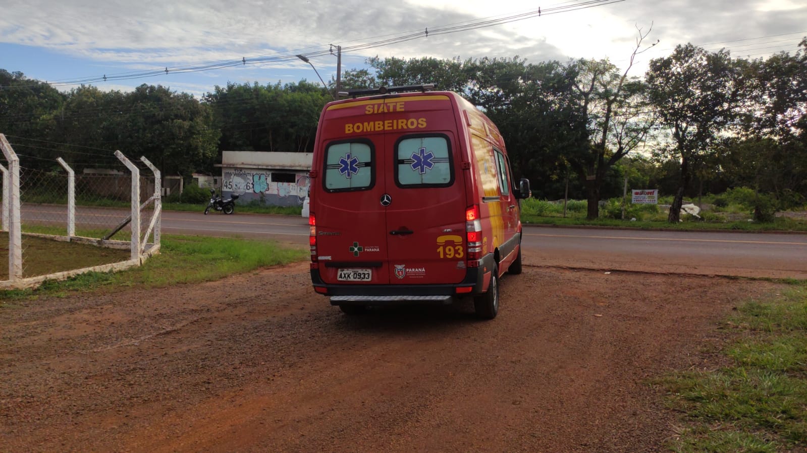 Homem fratura punho após se desequilibrar e cair cortando grama