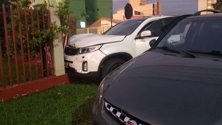 Após impacto de colisão, carro atinge portão de residência no Bairro Coqueiral