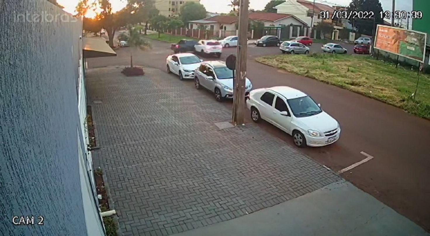 Câmera de segurança flagra batida de trânsito no Bairro Tropical, em Cascavel Câmera de segurança flagra batida de trânsito no Bairro Tropical, em Cascavel