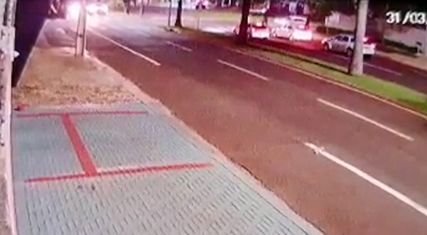 Imagens flagram batida que resultou em rapaz ferido na Av. Brasil
