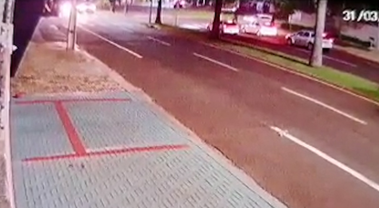 Imagens flagram batida que resultou em rapaz ferido na Av. Brasil Imagens flagram batida que resultou em rapaz ferido na Av. Brasil