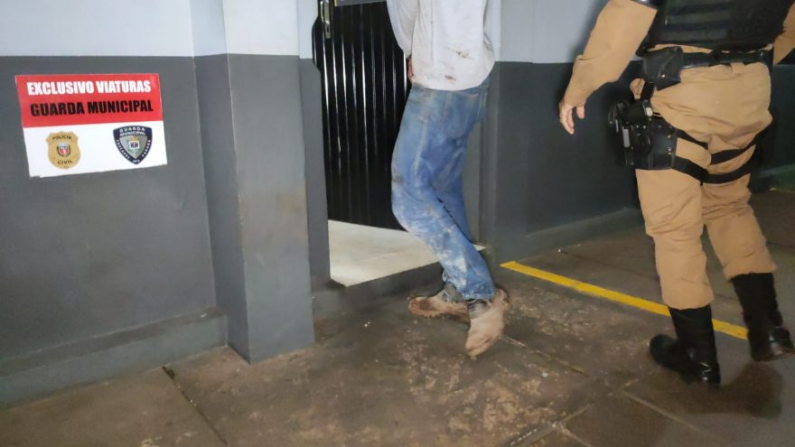 Homem rouba lanchonete com um machado e é detido pela Rotam com mandado de prisão em aberto