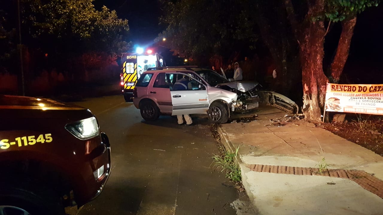 Forte colisão de trânsito deixa homem ferido com fratura e carro destruído Forte colisão de trânsito deixa homem ferido com fratura e carro destruído