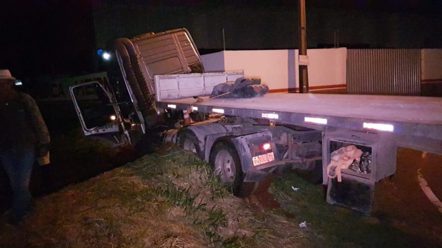 Por falha no freio, caminhão sai da pista na BR-277