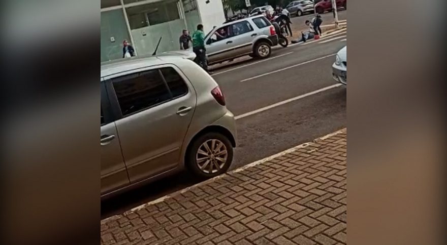 Imagens flagram motorista fugindo após colisão no Centro de Cascavel