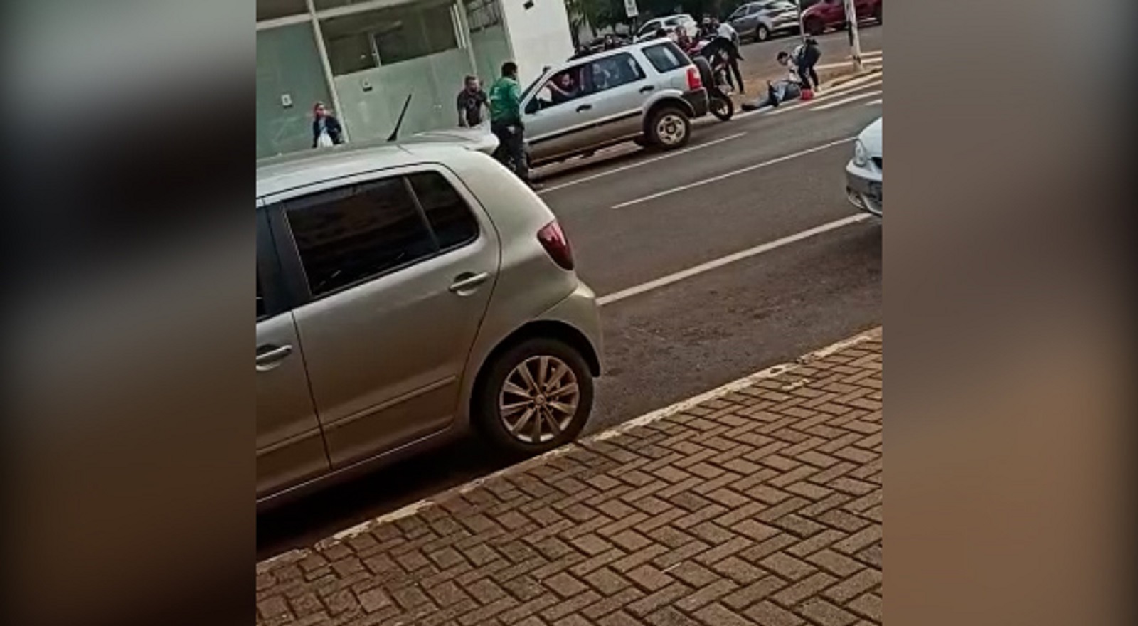 Imagens flagram motorista fugindo após colisão no Centro de Cascavel Imagens flagram motorista fugindo após colisão no Centro de Cascavel