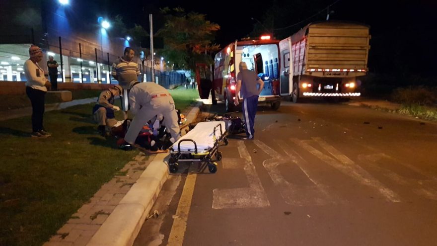 Caminhão colide com motocicleta e piloto fica ferido