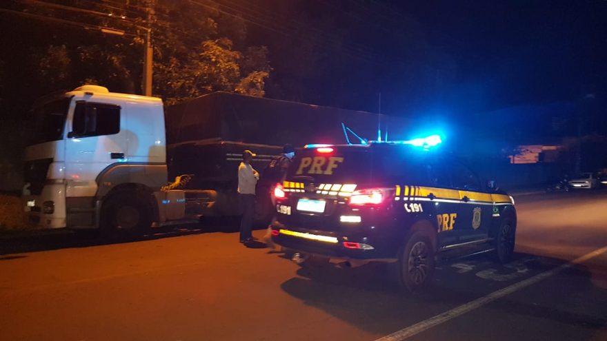 PRF apreende carreta com chassi adulterado na BR-467 em Sede Alvorada
