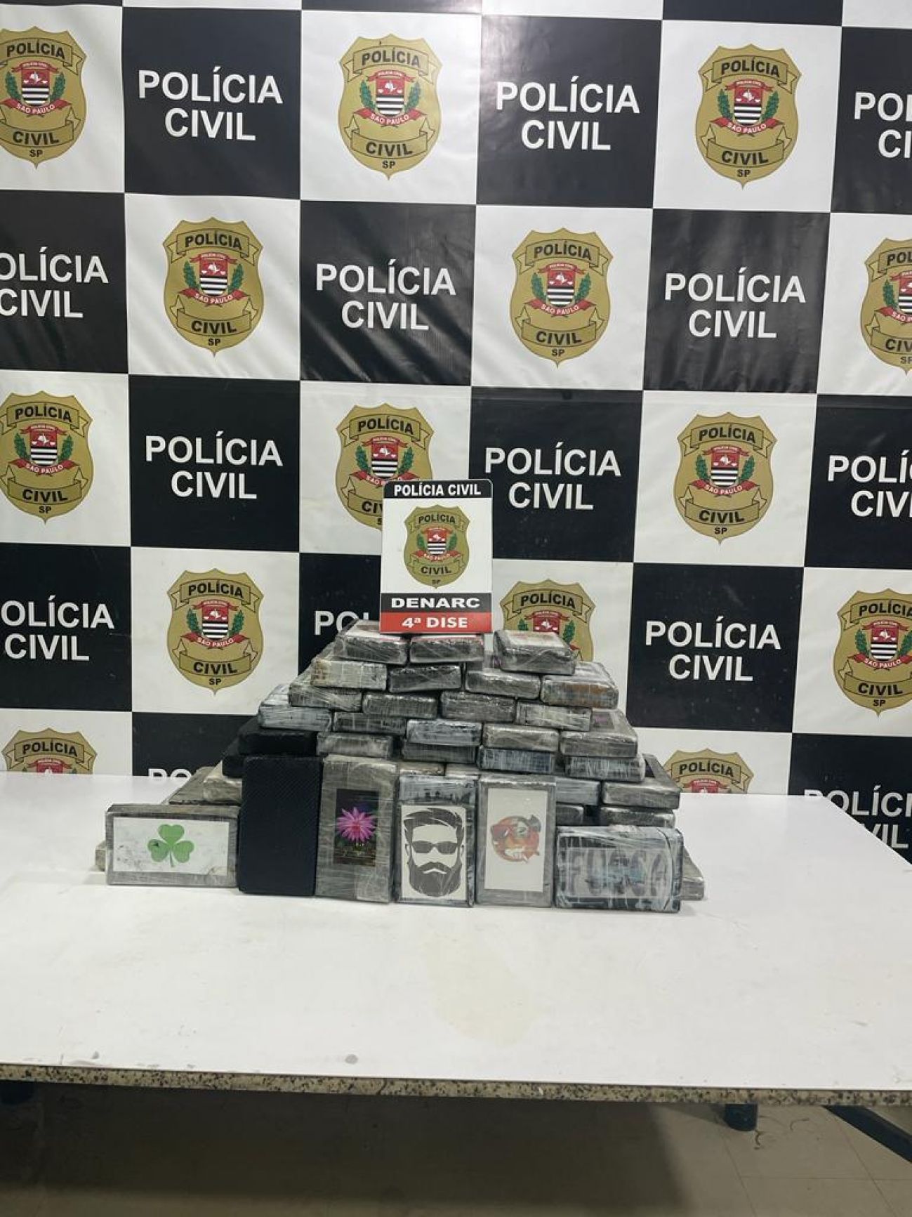 Polícia Civil prende quatro e apreende mais de 60 quilos de cocaína em São Vicente