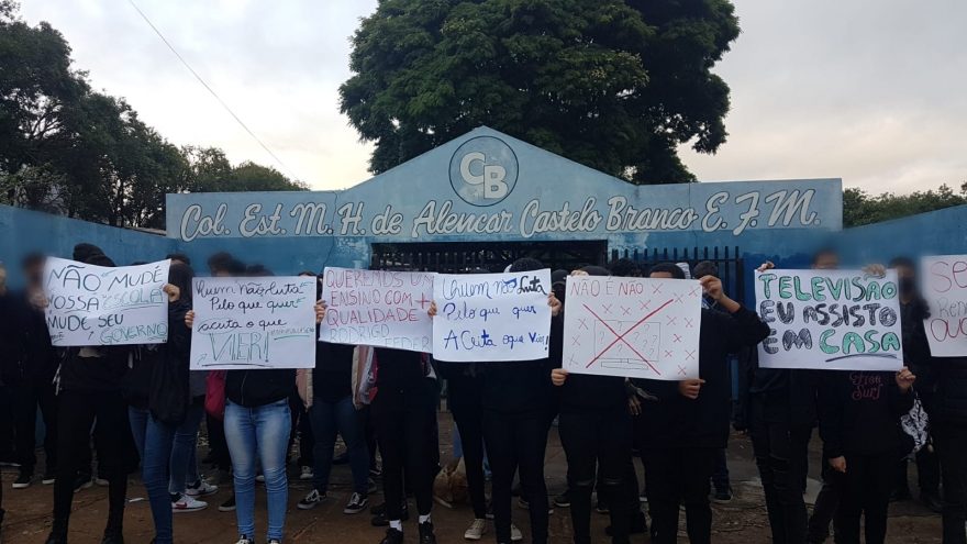 Alunos do Colégio Castelo Branco fazem manifestação por retorno de aulas presenciais de curso técnico