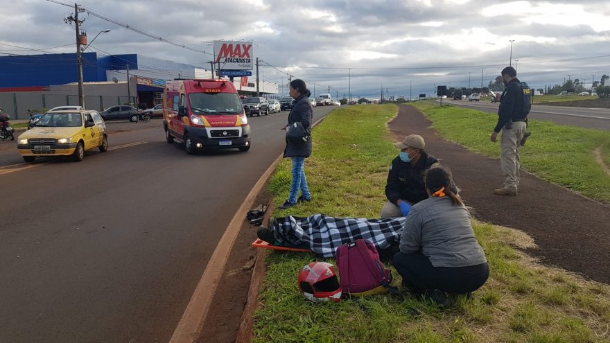Forte colisão entre motos deixa jovens feridos na marginal da BR-277