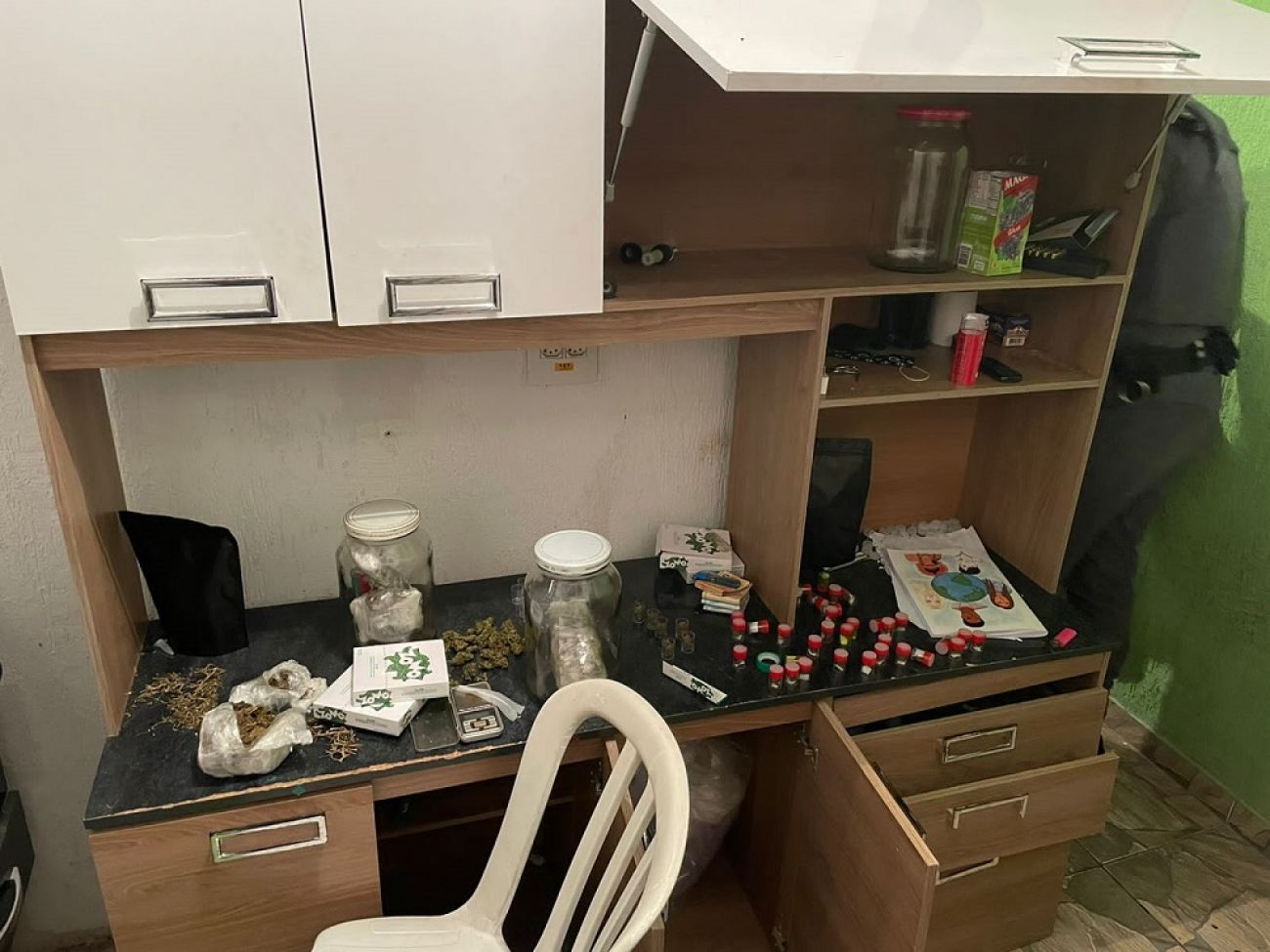 Polícia Militar estoura central de drogas na zona sul da Capital