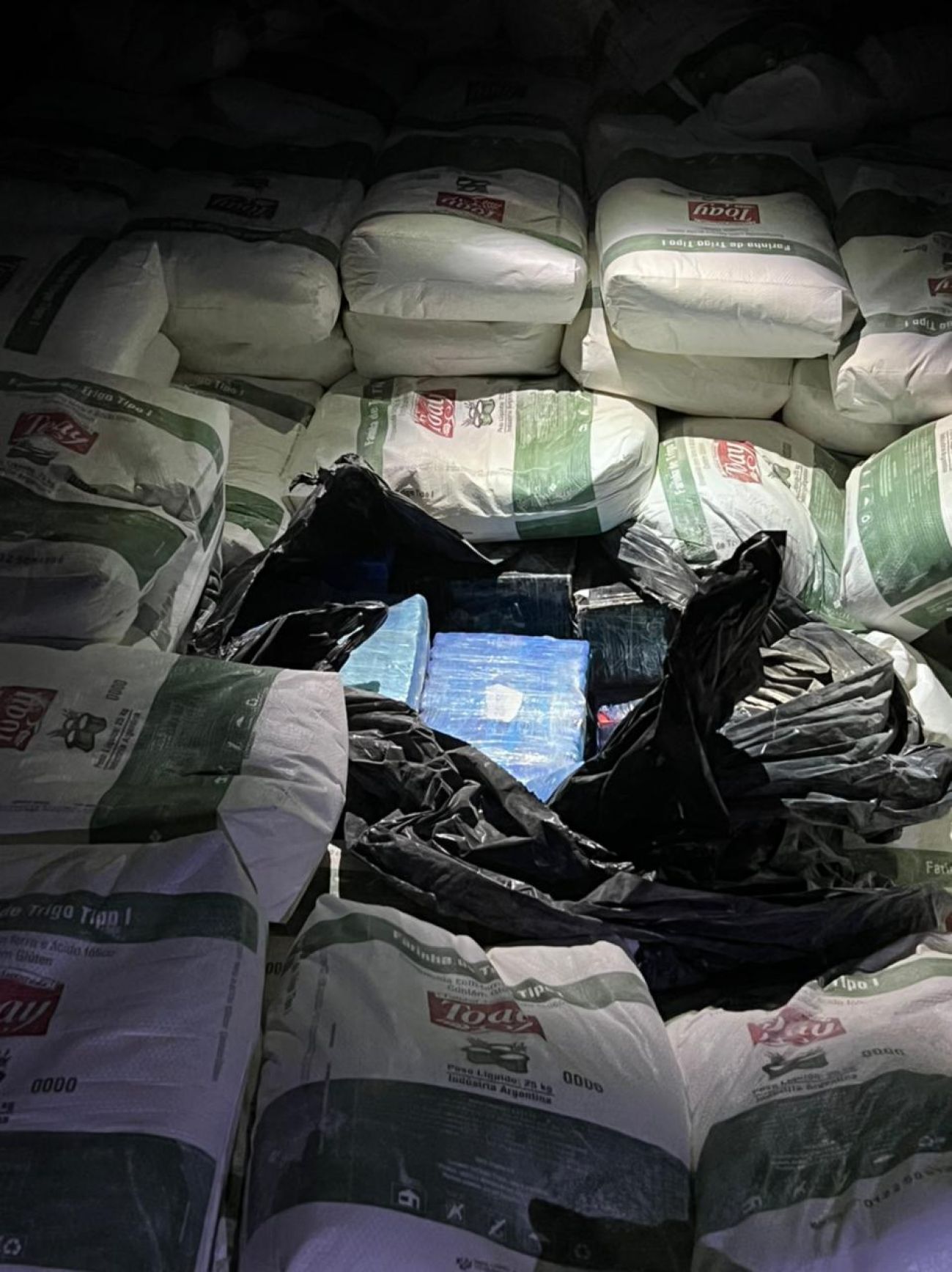 Polícia Civil prende trio como mais de 800 quilos de maconha em Carapicuíba
