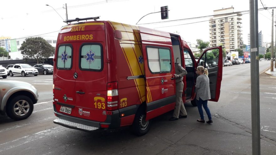 Colisão entre carros deixa homem ferido no centro da cidade