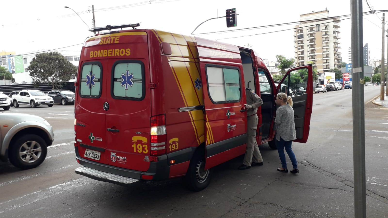 Colisão entre carros deixa homem ferido no centro da cidade